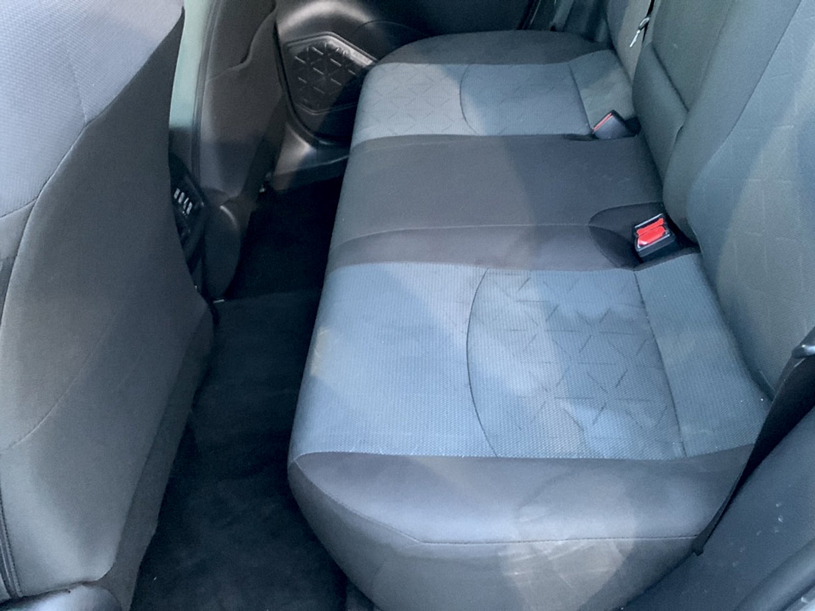 2025 Toyota RAV4 XLE - Photo 12