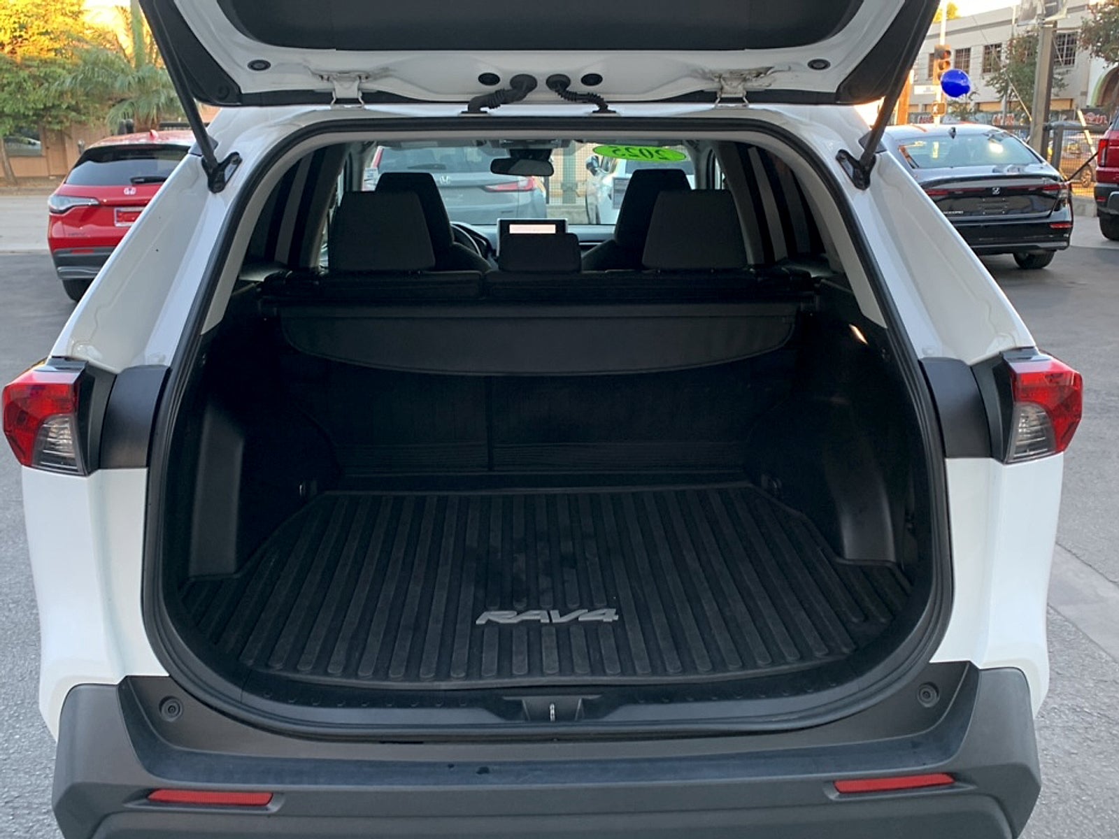 2025 Toyota RAV4 XLE - Photo 7