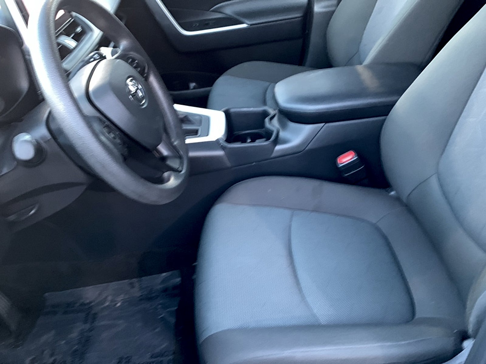 2025 Toyota RAV4 XLE - Photo 8